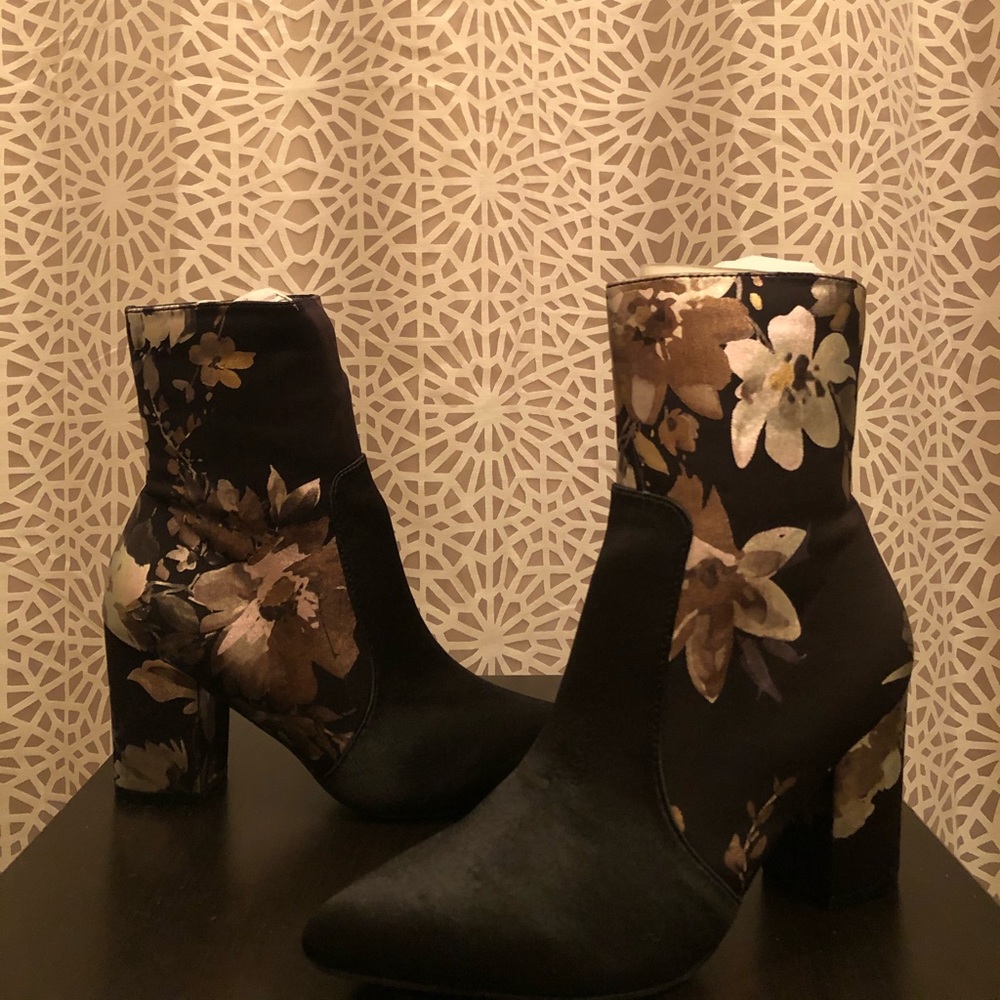 NWT Boutique Black Floral Print Metallic Booties - Picture 6 of 16